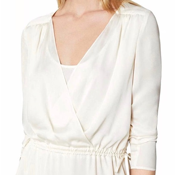 BCBGMaxAzria Dresses & Skirts - BCBGMaxAzria Cream Fabric beautiful dress size S
